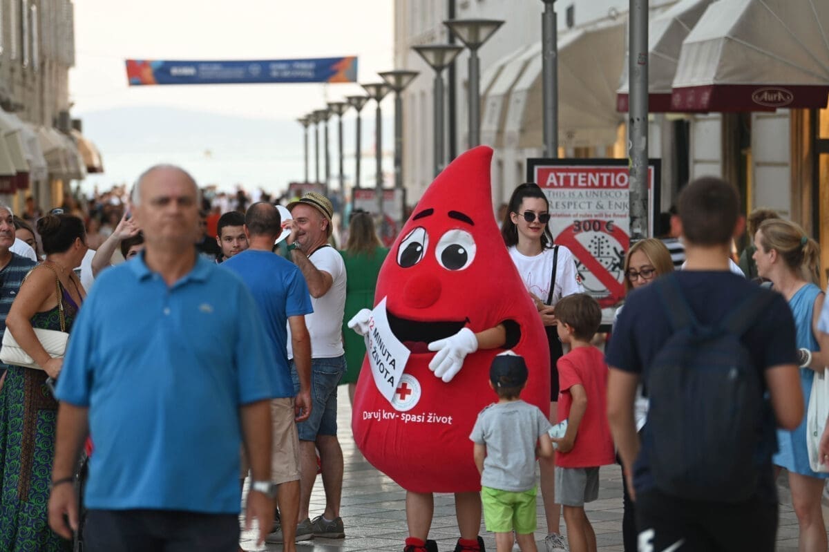 Kapljica splitskog Crvenog križa u điru s građanima