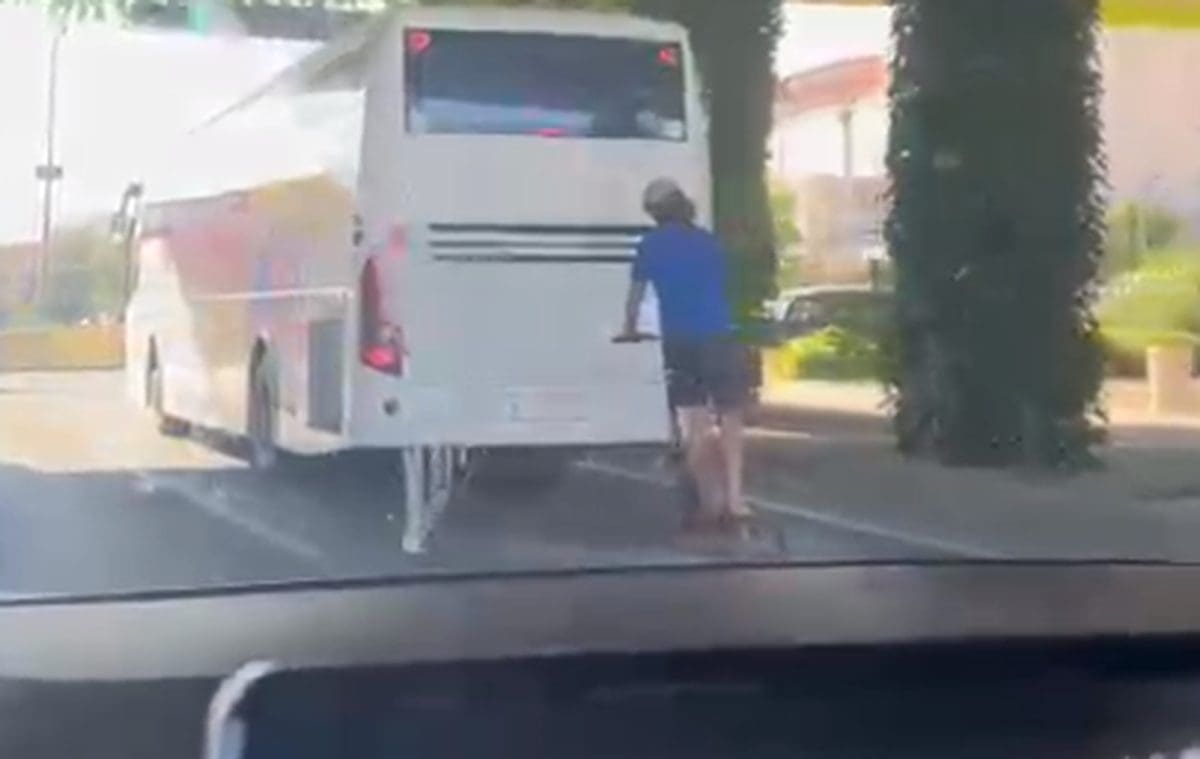 OPASNA VOŽNJA KROZ SOLINSKI ROTOR Lik 'uhvaćen' na romobilu, vrludao je odmah iza autobusa