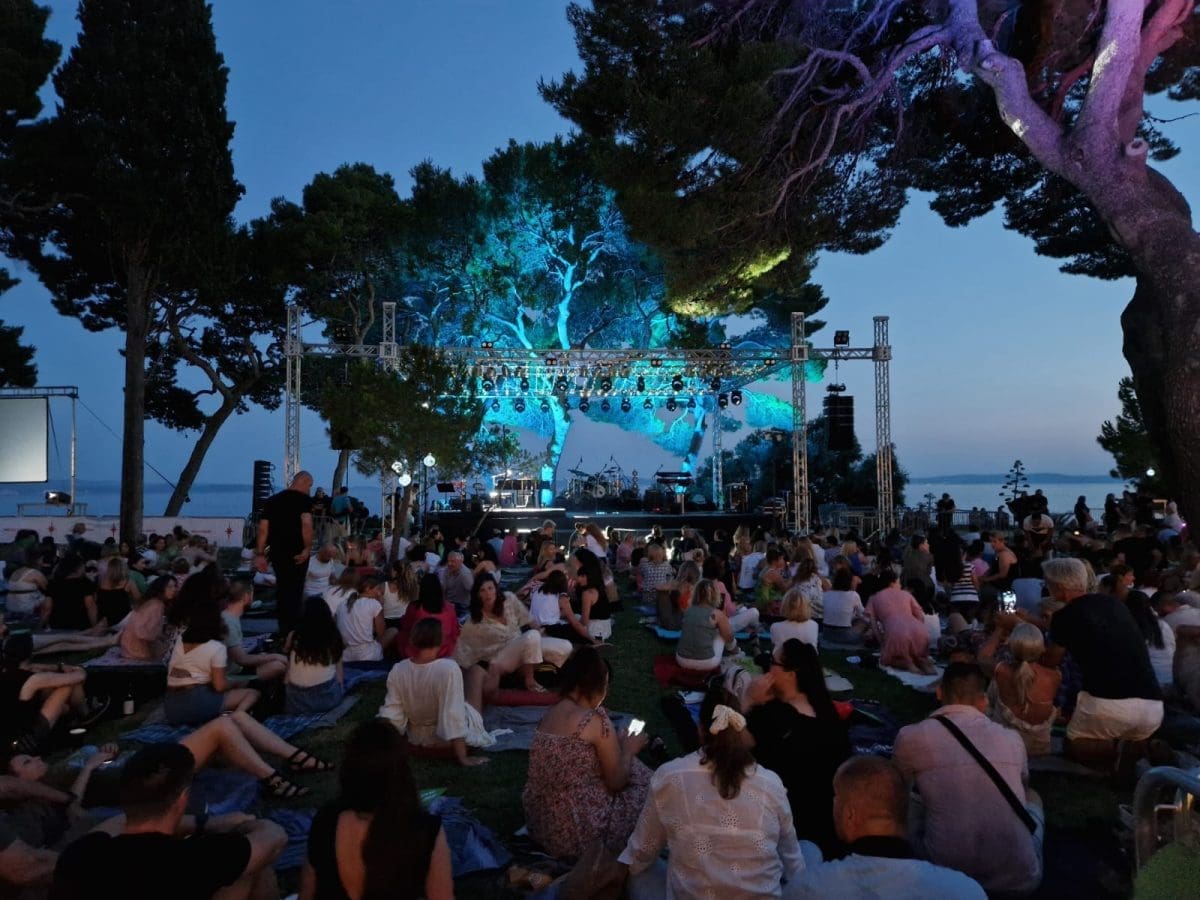 11. SAN SUSTIPANSKE NOĆI OTVARA GRAŠO Započeo je koncert Petra Graše