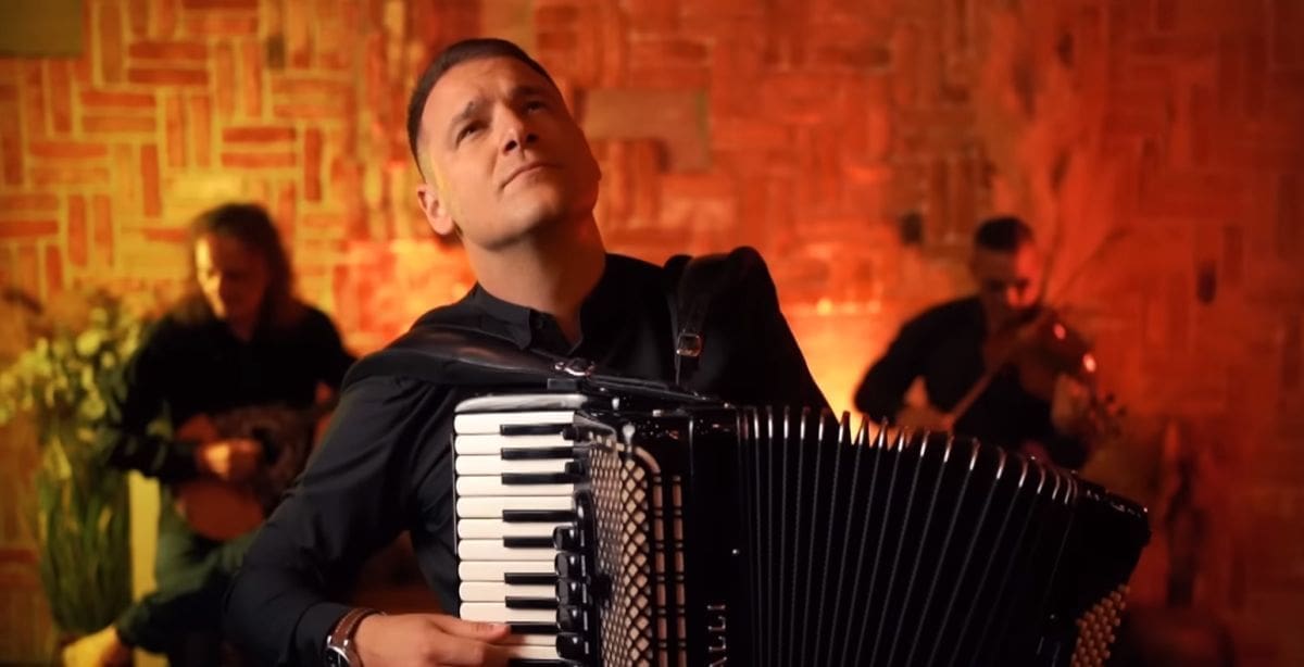 NOVI SOLO SINGL FRONTMENA BENDA PIRATI Siniša Biško pjesmom "Duša balkanska" uskače u solo vode