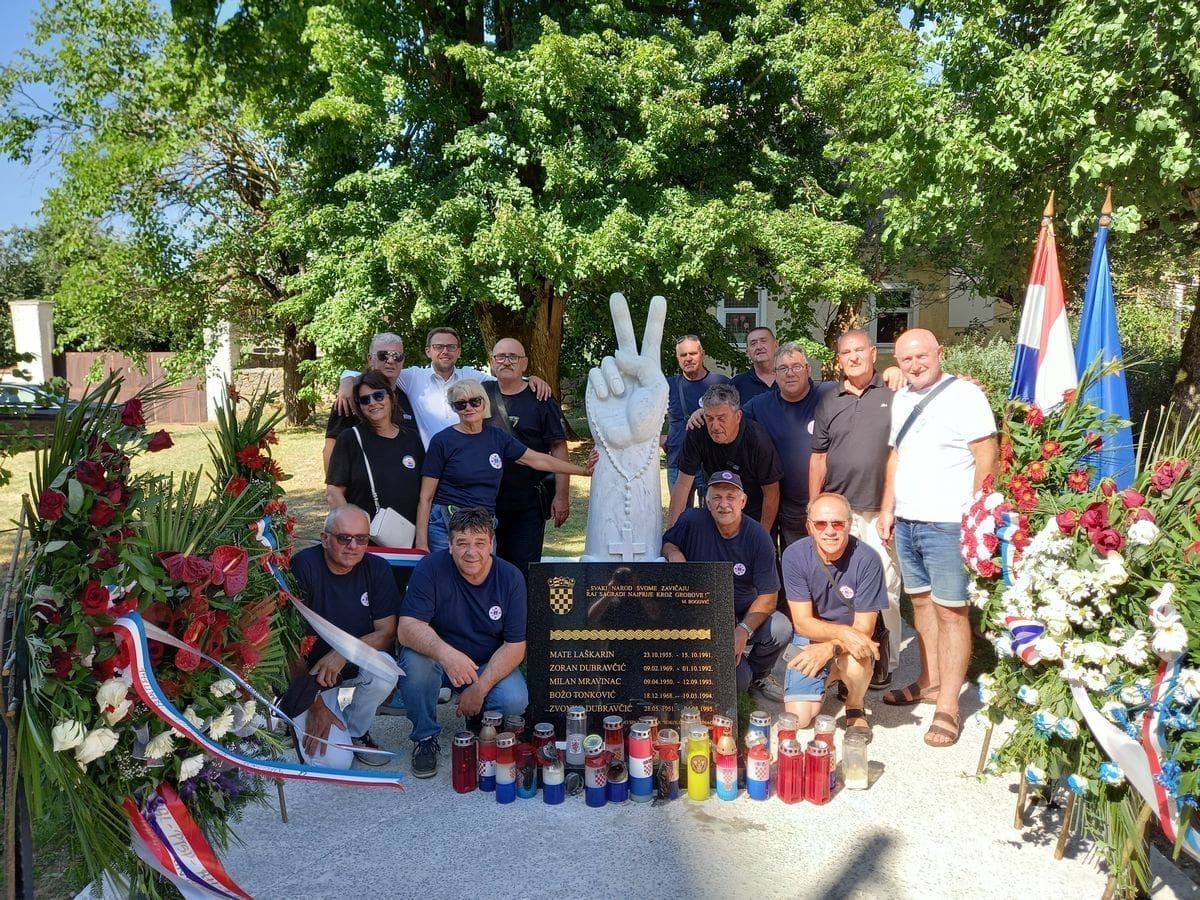 ŠKVERSKI DRAGOVOLJCI I U LICI PONOSNO GRADE PUTOVE DOMOLJUBLJA "Žrtve hrvatskih branitelja istinska su lučonoša za bolju Hrvatsku!"