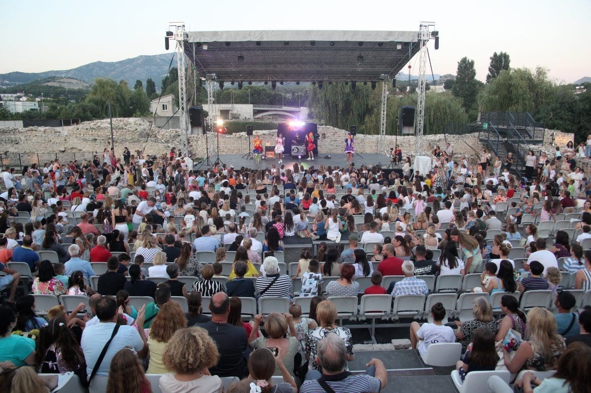 ZAPOČELO 28. SOLINSKO KULTURNO LJETO Očekuju vas koncerti Gorana Karana i Novih fosila, Ćubijevi dani smija, Festival komedije, dječji programi...