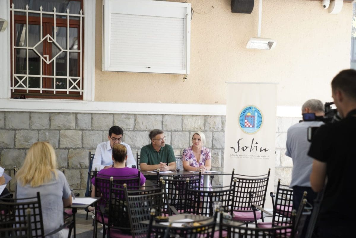 SOLINSKO KULTURNO LJETO Ova manifestacija oduševljava iz godine u godinu. Priprema se mnoštvo koncerata, radionica i predstava za djecu: "Ovo ljeto će biti prekratko..."