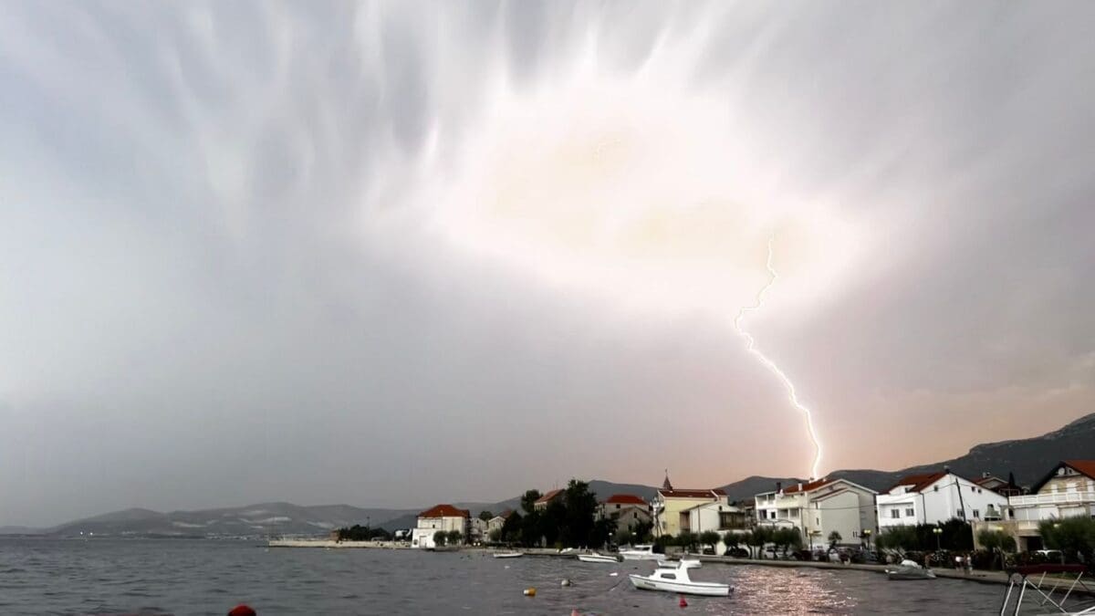 TMURNI OBLACI NADOMAK SPLITA Veliko upozorenje objavljeno za Dalmaciju: Moguć je prolazno jak i olujan vjetar, obilnija kiša i tuča