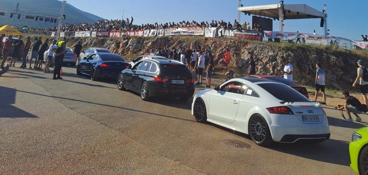 ADRENALINSKI SPEKTAKL U SINJU Na auto-feštu stigli brojni zaljubljenici u automobilski sport, sve je 'gorjelo'