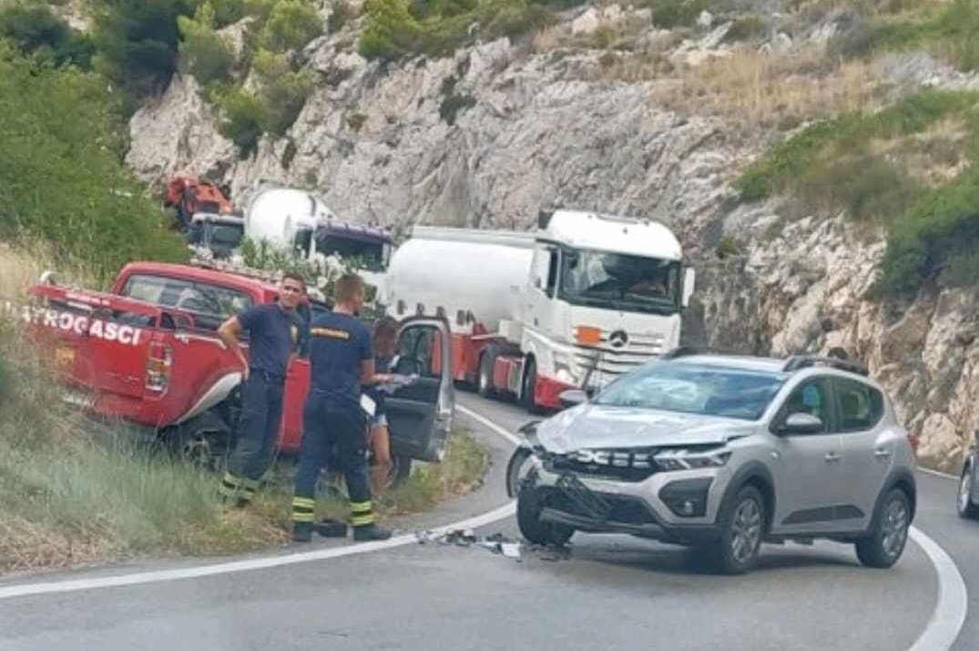 Sudar vatrogasnog vozila i auta kod Dubrovnika