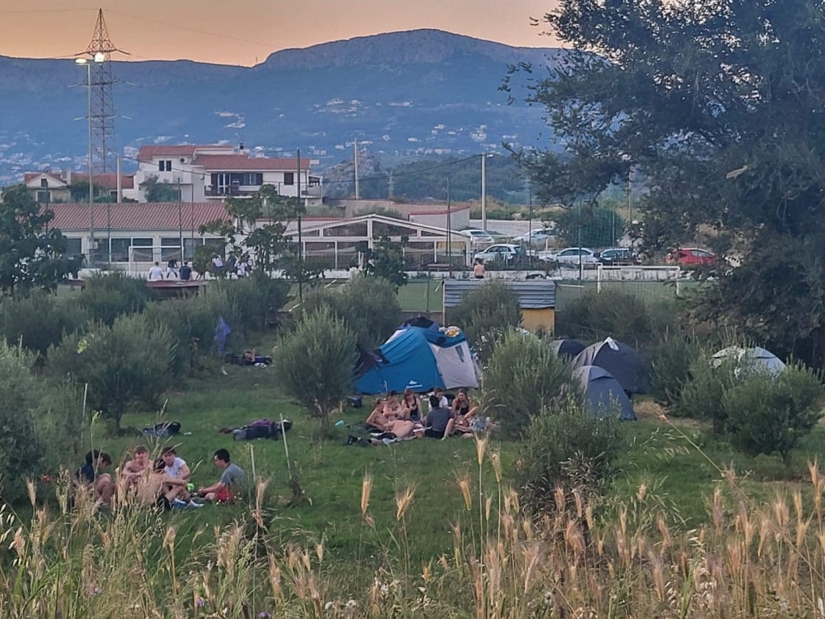 TURISTI OKUPIRALI KAREPOVAC Umor je napravio svoje, čitatelj: "Ne mare za smrad niti išta"