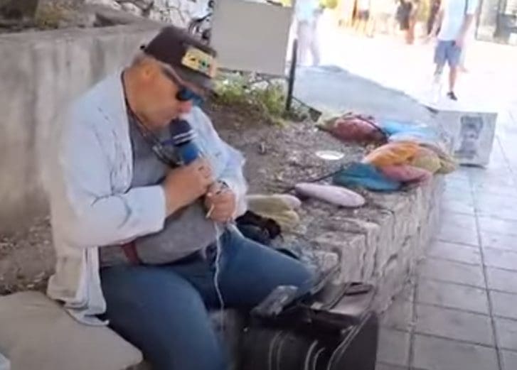 VESELO U MARMONTOVOJ S kontineta na najpoznatiju štaciju stigao ulični svirač i oduševio prolaznike