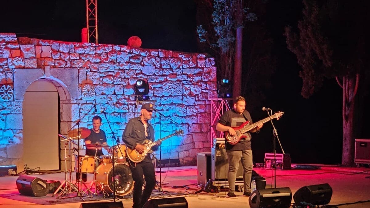 Legendarni makedonski gitarist i njegov trio zapalili hvarsku publiku!