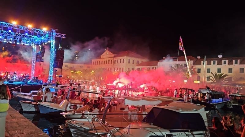 GORI VELA LUKA, PALE SE BAKLJE Pjesma, smijeh i suze: Donosimo emotivne prizore