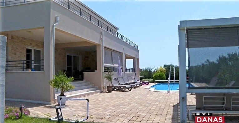 Na moru dobila zemljište za siću. Sagradila vilu, prodaje je za 750.000€