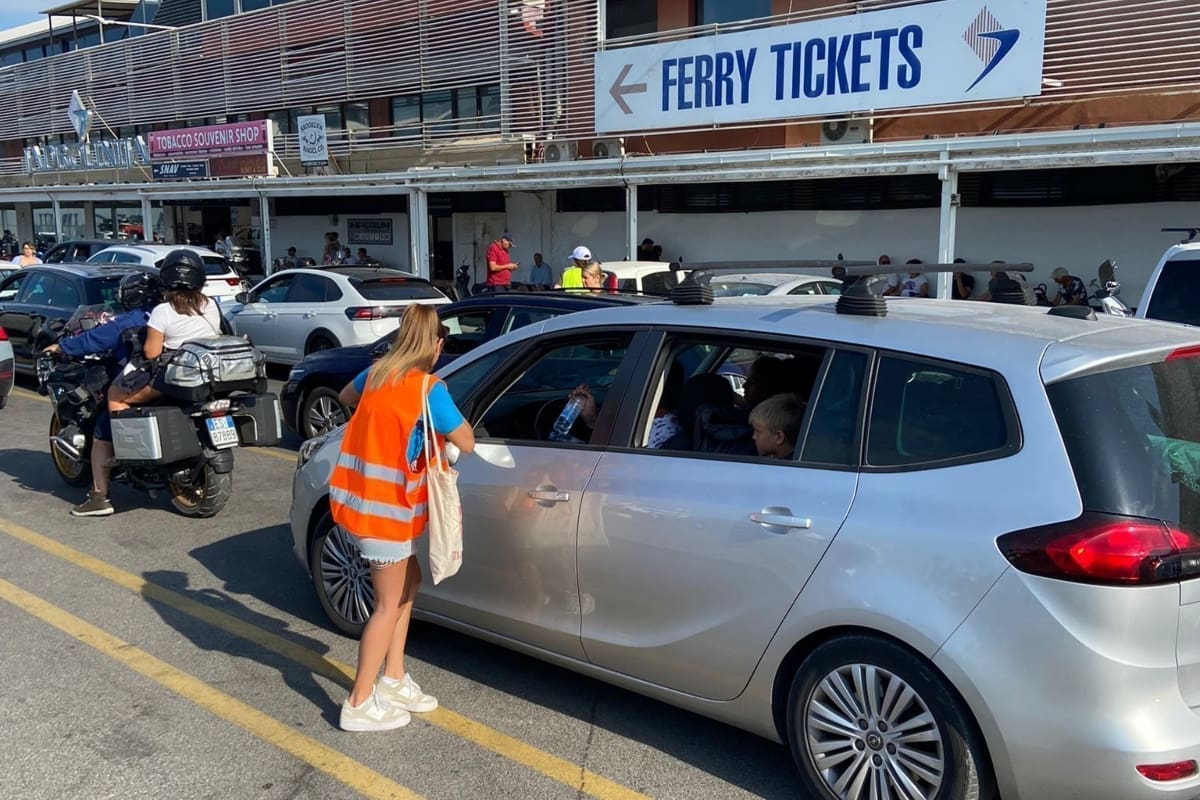 Goste u trajektnoj luci Split, Hvar i Brač HTZ danas dočekuje s bocama vode i porukom dobrodošlice: 'Ljubaznost, gostoljubivost i kvaliteta pružene usluge ono su što ponovno vraća gosta'