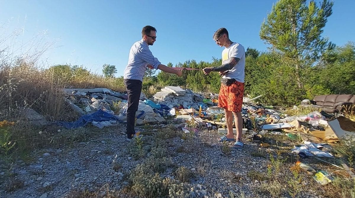 Nezavisna lista - Vrime je! izveli novi performans! Na ilegalnom odlagalištu otpada svečano su otvorili ilegalno skupljanje otpada!