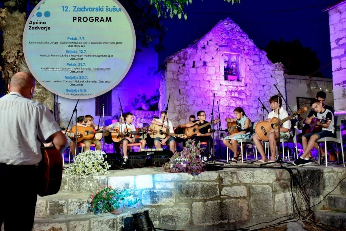 SUTRA POČINJE 12. ZADVARSKI ŠUŠUR Sljedećih mjesec i pol dana niz kulturnih i zabavnih programa: Predstave, filmovi, koncert Giuliana, smotra klapa...