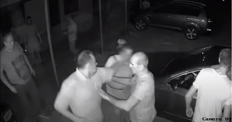 UZNEMIRUJUĆI VIDEO Načelnik izudarao ženu u glavu, jedna žena ispričala kako je sve počelo