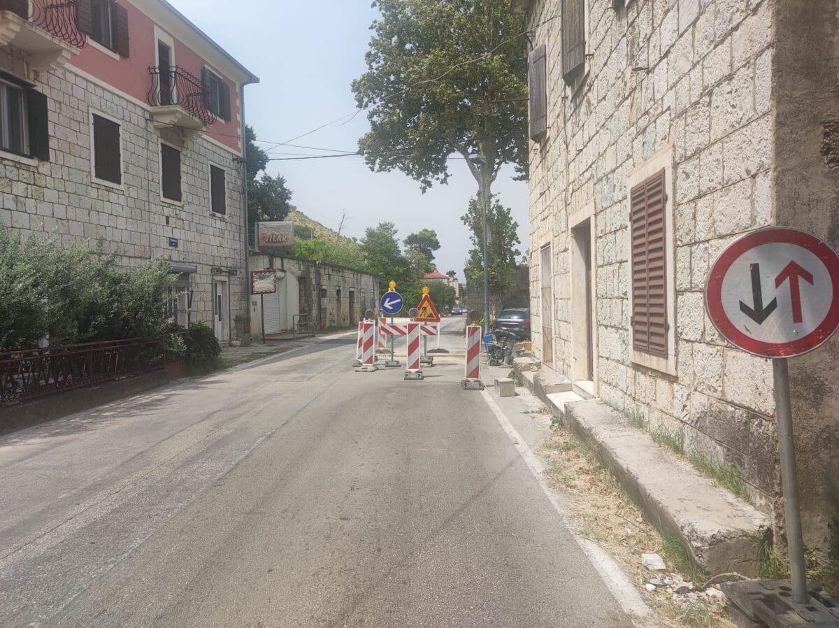 ŽIVE UZ VODU, A VODE NEMAJU Na istoku Splita počeli radovi na sanaciji oštećenja vodovoda