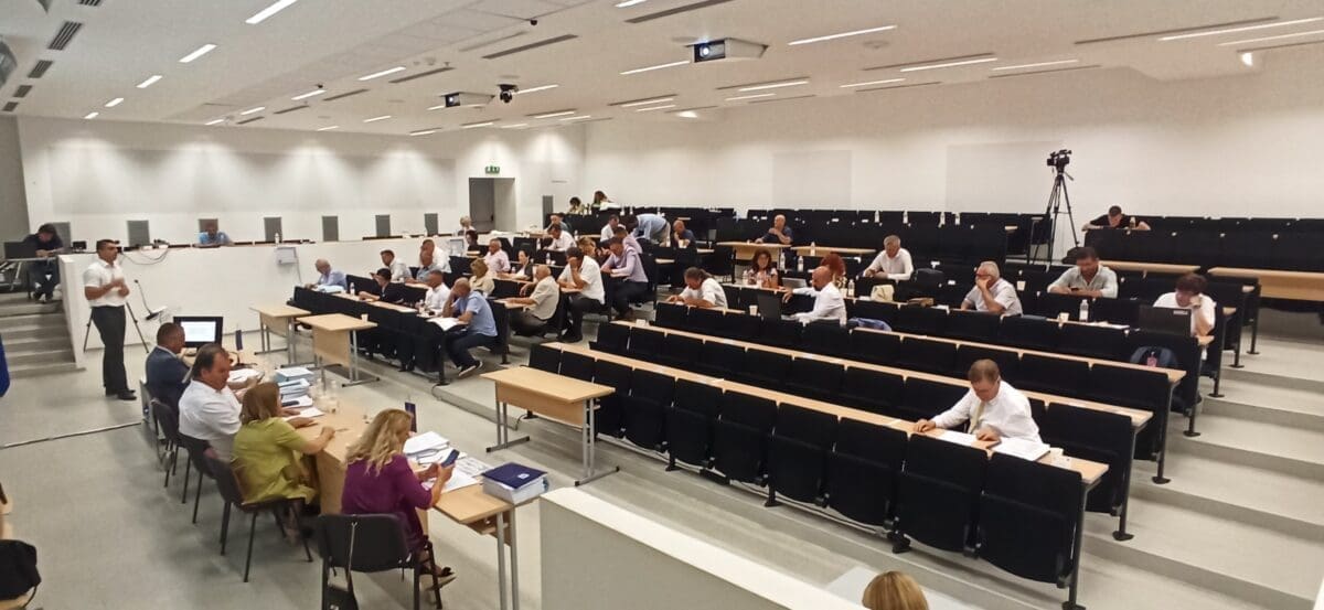 Finila je i ova, uz one sitne probleme na koje je naišao brigadir Šundov te 'divlju' oporbu koja je pokušala minirati kvorum, ipak je sjednica Županijske skupštine privedena kraju