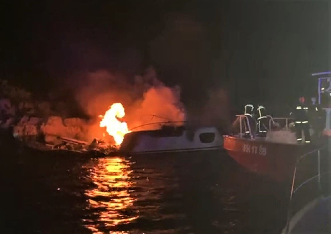 POŽAR NA JAHTI KOD OTOKA ŽUTA Nema ozlijeđenih i onečišćenja mora