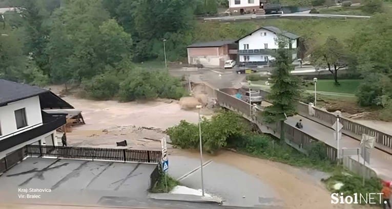 Most u Sloveniji se urušio, auto stao u zadnji tren