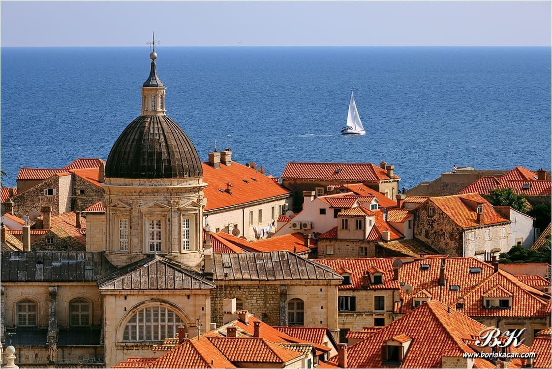 EKIPA NA JAHTI JEFFA BEZOSA I DALJE UŽIVA U LJEPOTAMA JADRANA Večerali u restoranu, a zatim se prošetali Stradunom