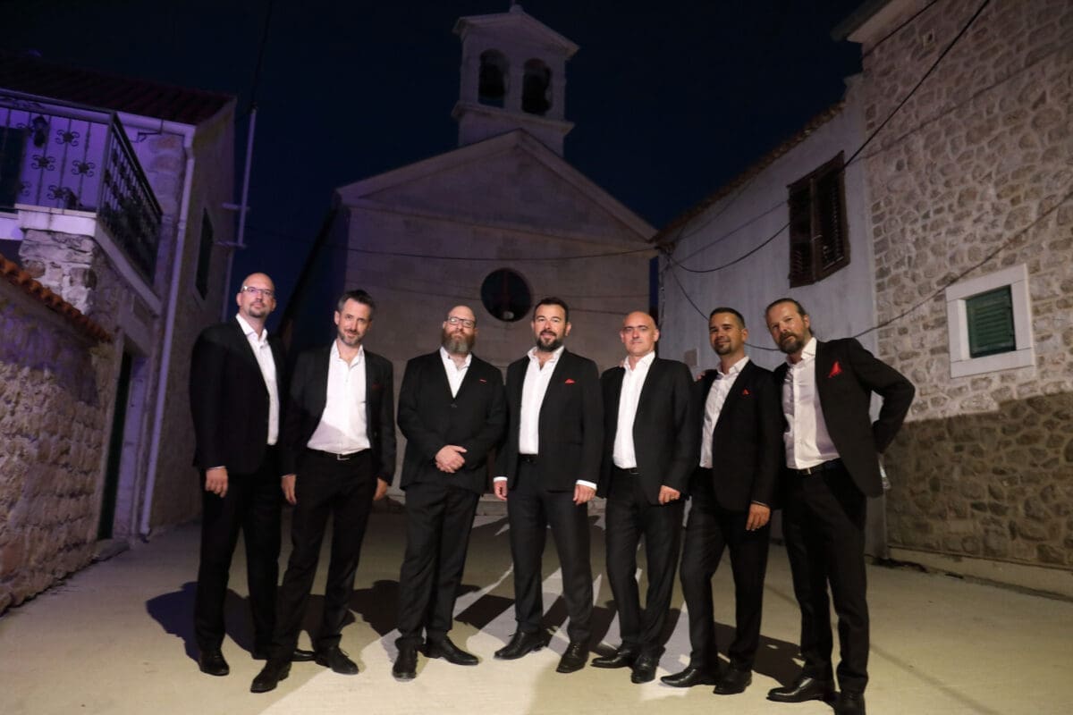 Klapa ufit prije nastupa