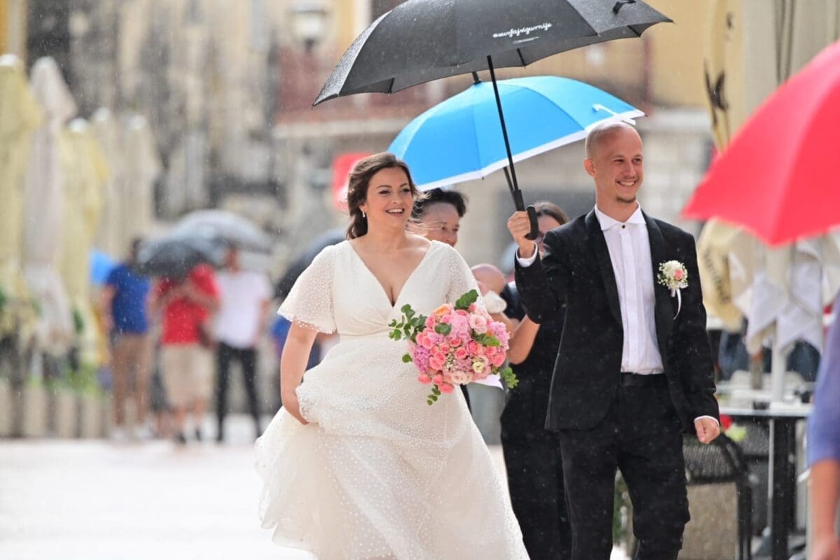 NAJLJEPŠI DANI POZNATE DALMATINKE Ovog vikenda se udala u svom rodnom gradu. Pogledajte kadrove