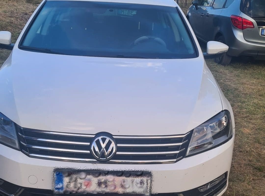 NA RETROVIZOR OBJESIO USPOMENU OD POKOJNOG OCA Presreli ga na cesti, nasilno ušli u auto i iščupali mu je. U slučaj se odmah uključila i policija!