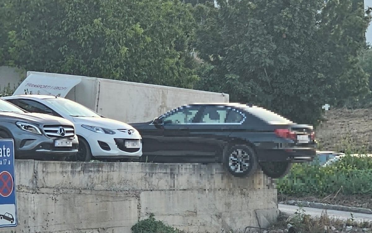 PARKIRANJE U RIKVERC MU BAŠ I NE IDE Vozač BMW-a se precijenio? Morat će pozvati 'pojačanje' i sam sebi izbiti lovu iz džepa