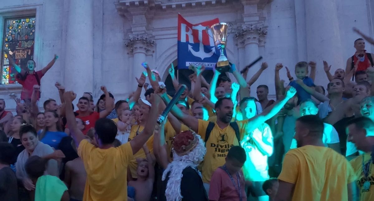 PORPORELA TRIJUMFIRALA U DIVLJOJ LIGI Pobjednička ekipa podigla je pehar ispred crkve Sv. Vlahe
