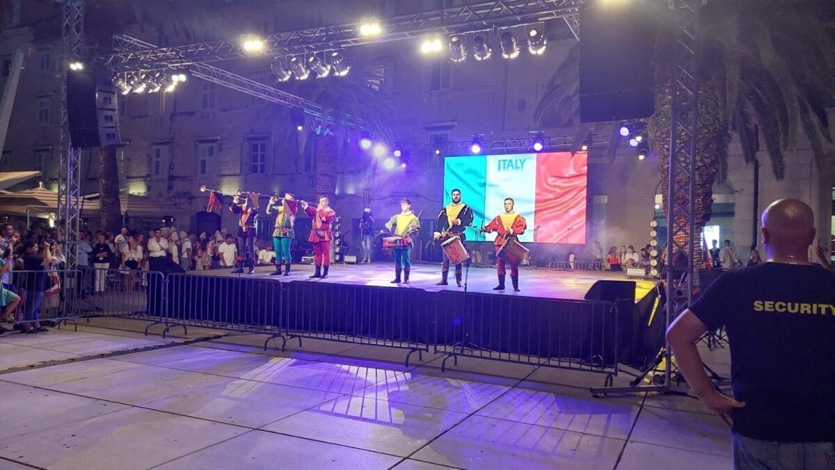 KAKAV JE OVO SPEKTAKL? Na Rivi je pravo ludilo, službeno je otvoren Međunarodni festival folklora: Prolaznici su oduševljeni