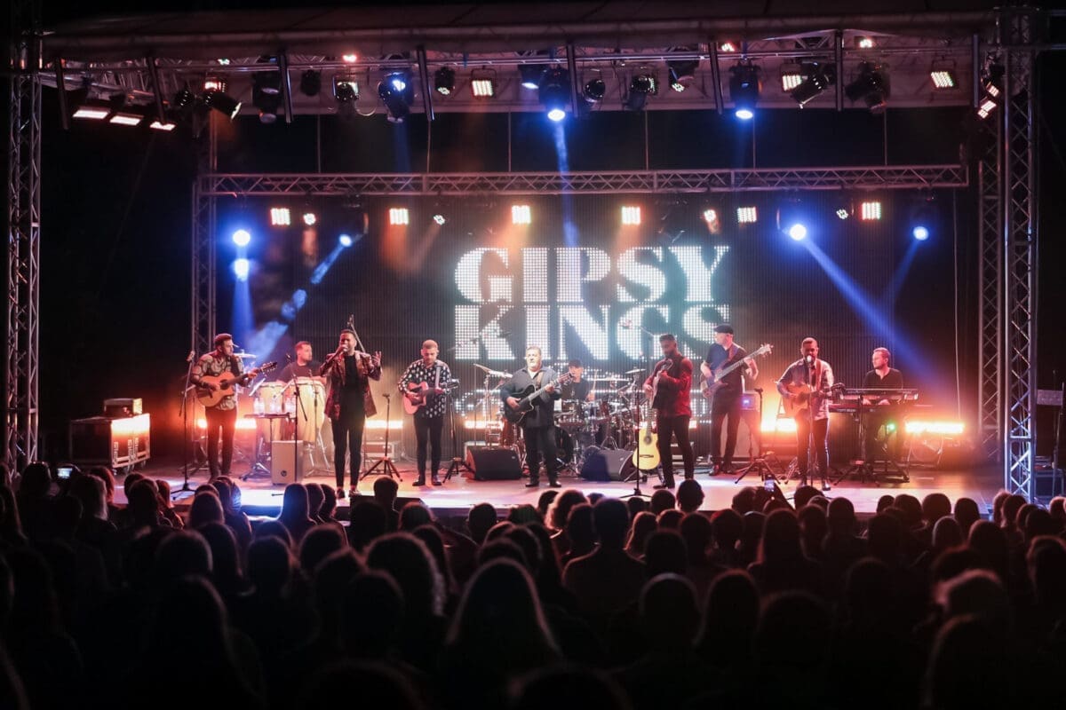 SPEKTAKULARAN ZAVRŠETAK FESTIVALA "U ZAGRLJAJU KAMENA I MORA" GIPSY KINGS feat. Tonino Baliardo raspametili publiku u Vrsaru