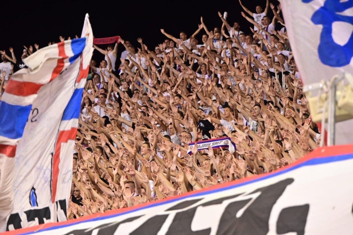 NAVIJAČI PJESMOM ISPRATILI IGRAČE HAJDUKA "Nek živi ljubav..."