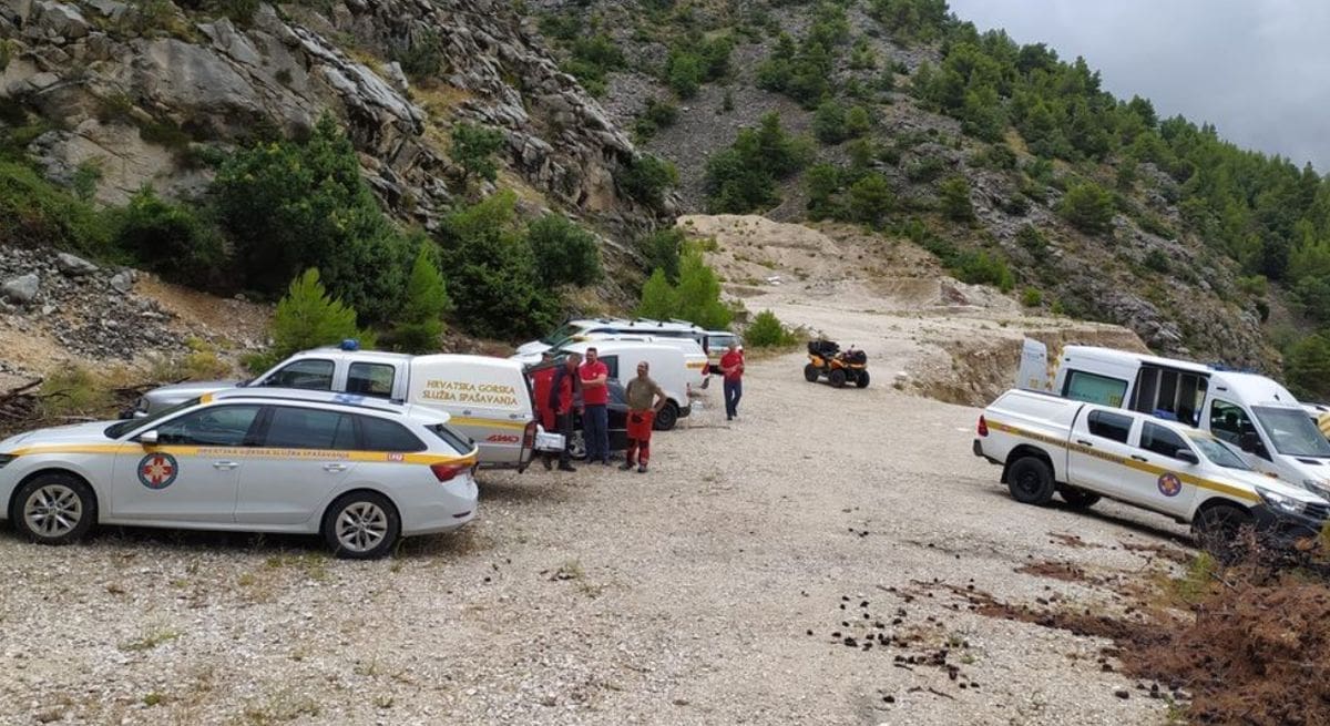 OKONČANA TEŠKA AKCIJA HGSS-a NA BIOKOVU Stranac potpuno neopremljen krenuo na planinu, helikopter se jedva spustio do nepristupačnog terena