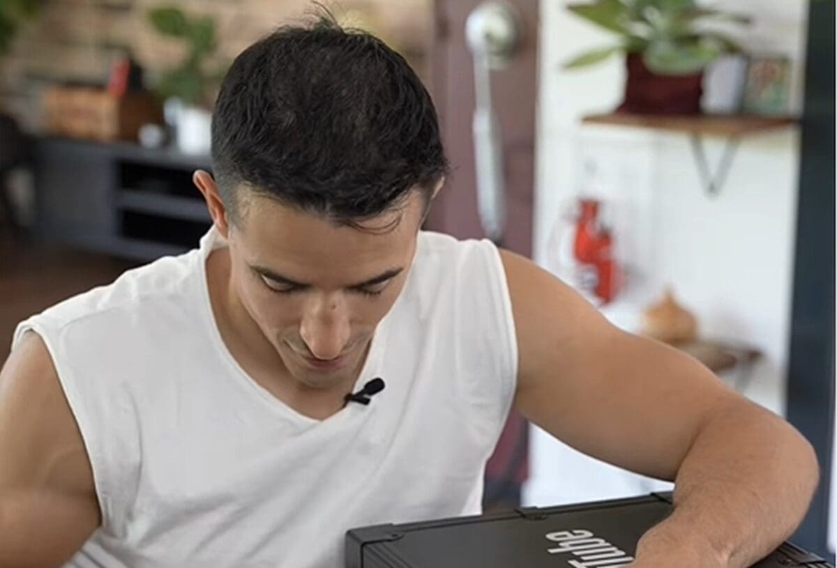 POTPUNO GOL! Popularni fitness trener i influencer pozirao k'o od majke rođen