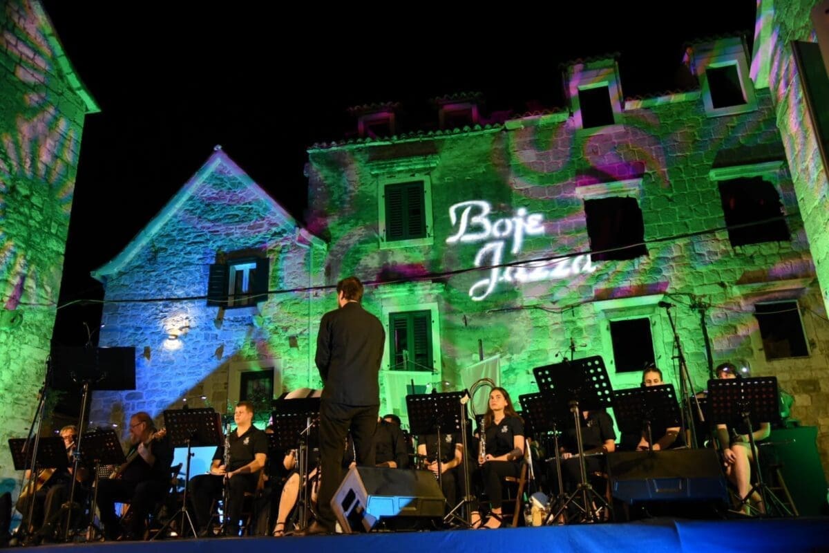 (FOTO) KAŠTELANSKO KULTURNO LJETO Društvo Biranji gosti izvodili bezvremenske klasike