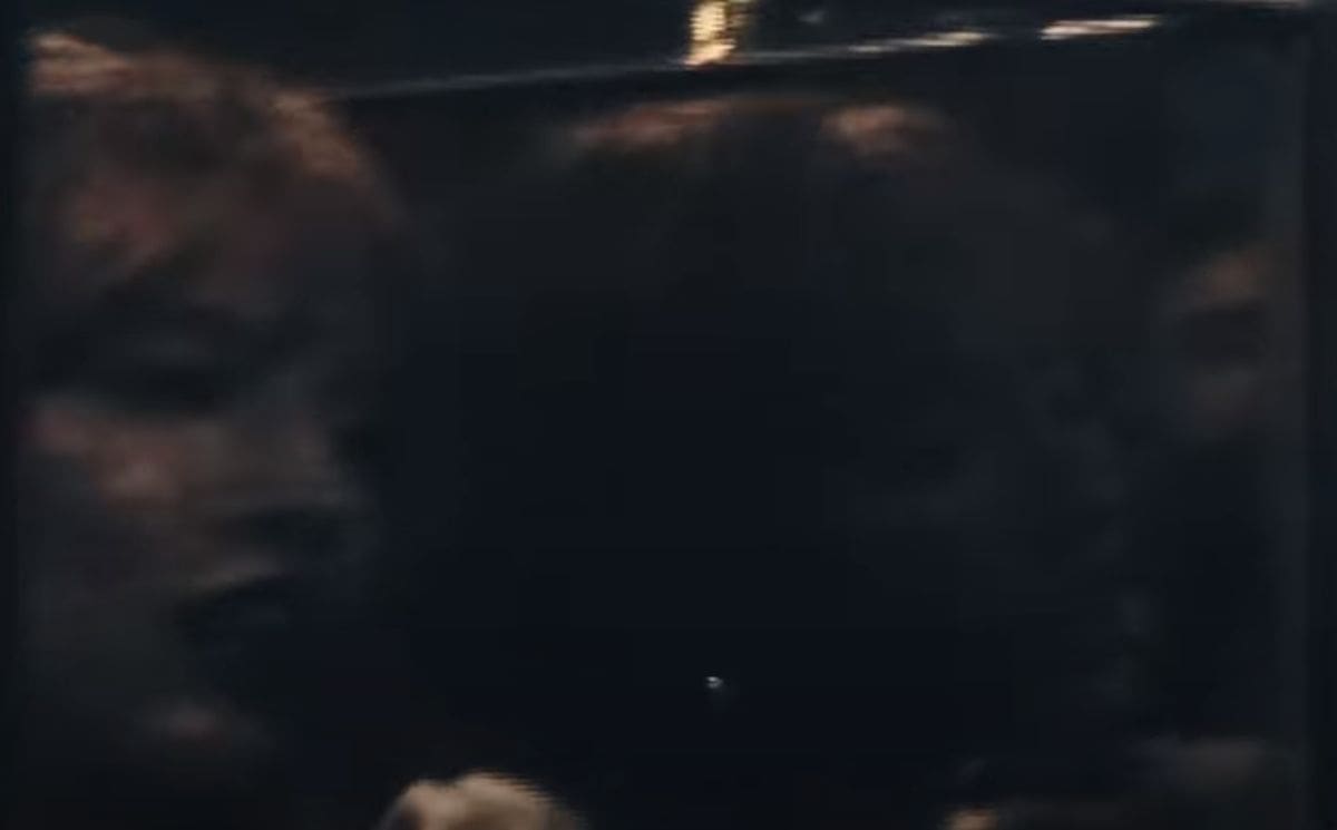 Nekad su joj branili da bude seksi, a sada je uhvaćena u klinču s prijateljicom dok ih je gledala cijela plaža