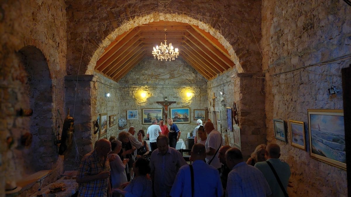 GORI BORBA ZA ČAKAVŠTINU I SPLI'SKA SIĆANJA, DOLI RED ZA ŠTEKATE RESTORANA Na Matejuški dva svita na 50 koraka, domaći i strani, pjesnici i hedonisti