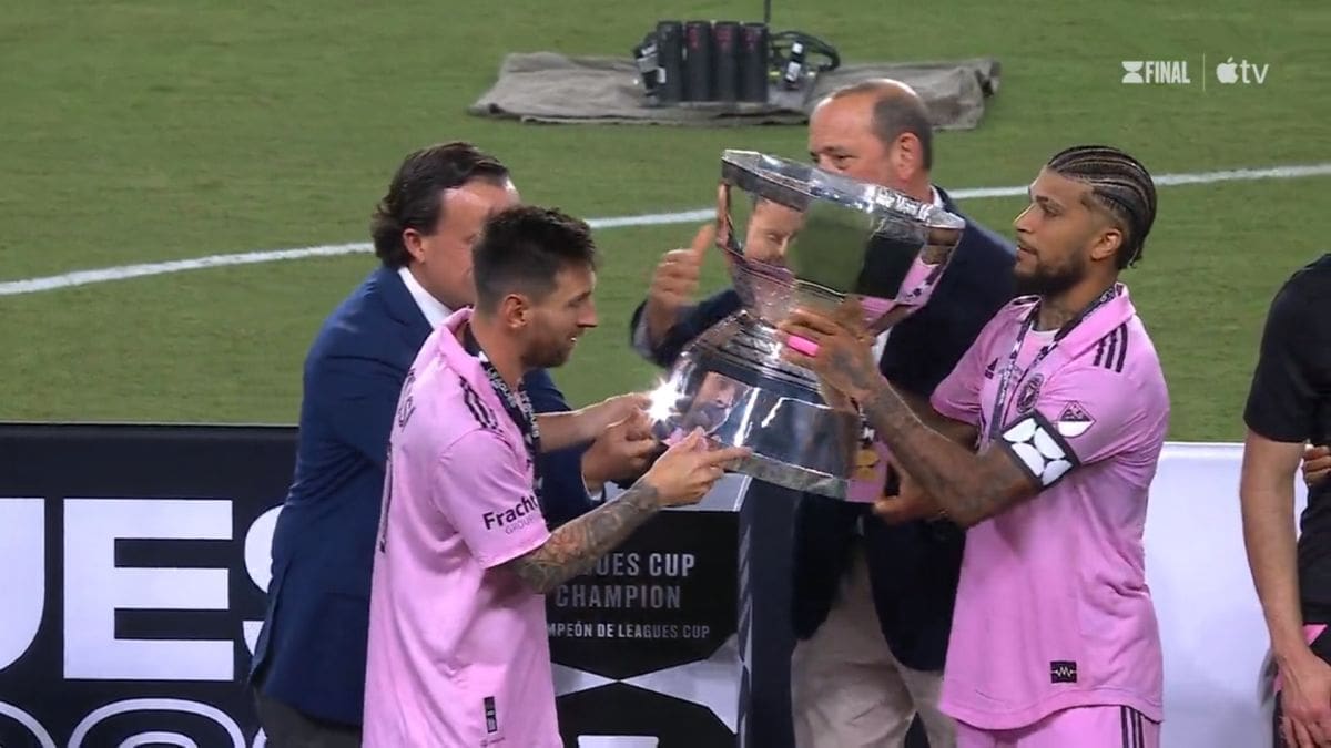 MESSI JOŠ JEDNOM ODUŠEVIO NAVIJAČE DILJEM SVIJETA Argentinac je od danas nogometaš s najviše osvojenih trofeja, a njegov čin nakon pobjede osvojio je srca mnogih