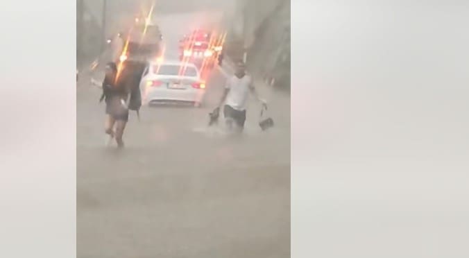 NEVJEROJATNI PRIZORI S AUTOCESTE Kod Vrgorca automobili zapeli usred nevremena, ljudi spašavali psa