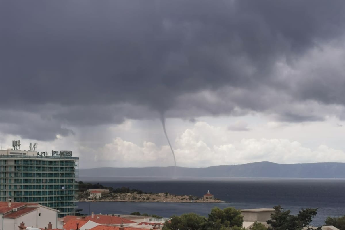 VELIKO NEVRIJEME U DALMACIJI Golema pijavica pred Makarskom