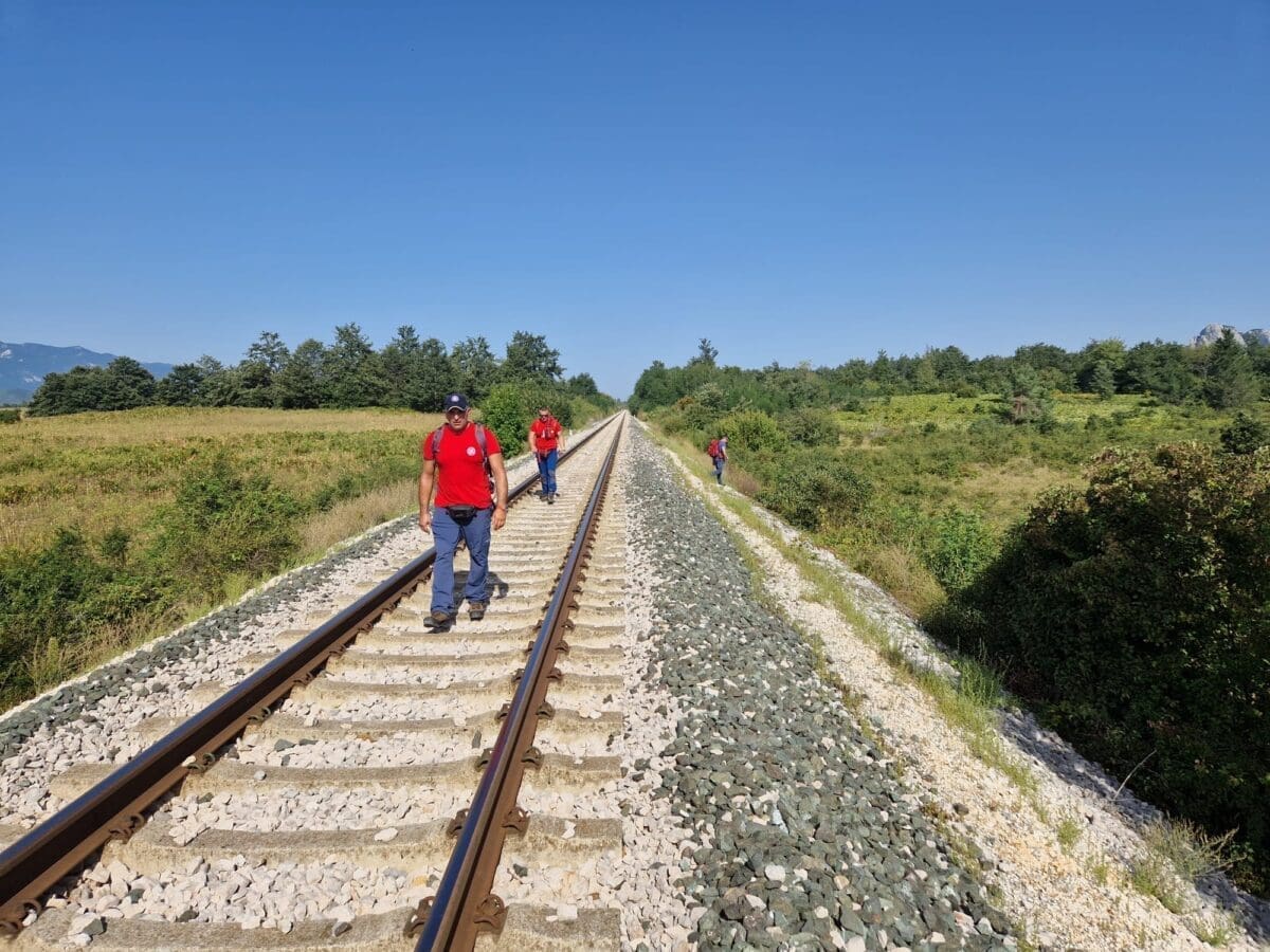 DRAMA NA PRUZI Razbio prozor i iskočio iz vlaka u vožnji, HGSS ga traži i dronom