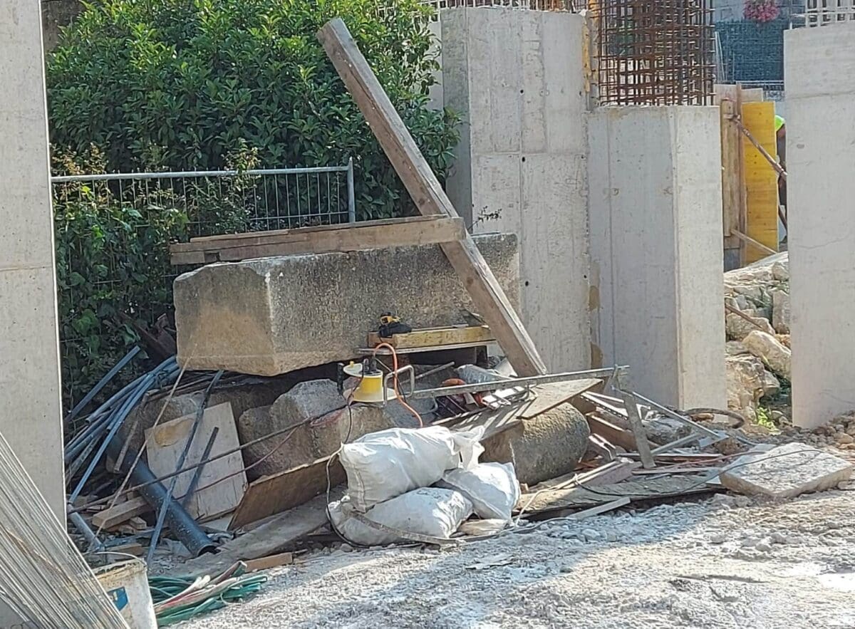 AD BASILICAS PICTAS Arheološki lokalitet: Sarkofag poslužio kao potpora građevinskim aktivnostima