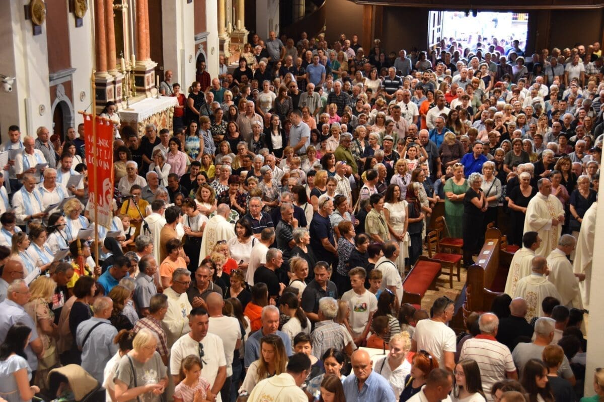 PJEŠKE U SINJ Brojni vjernici sinoć su hodočastili Gospi Sinjskoj, crkva dupkom puna