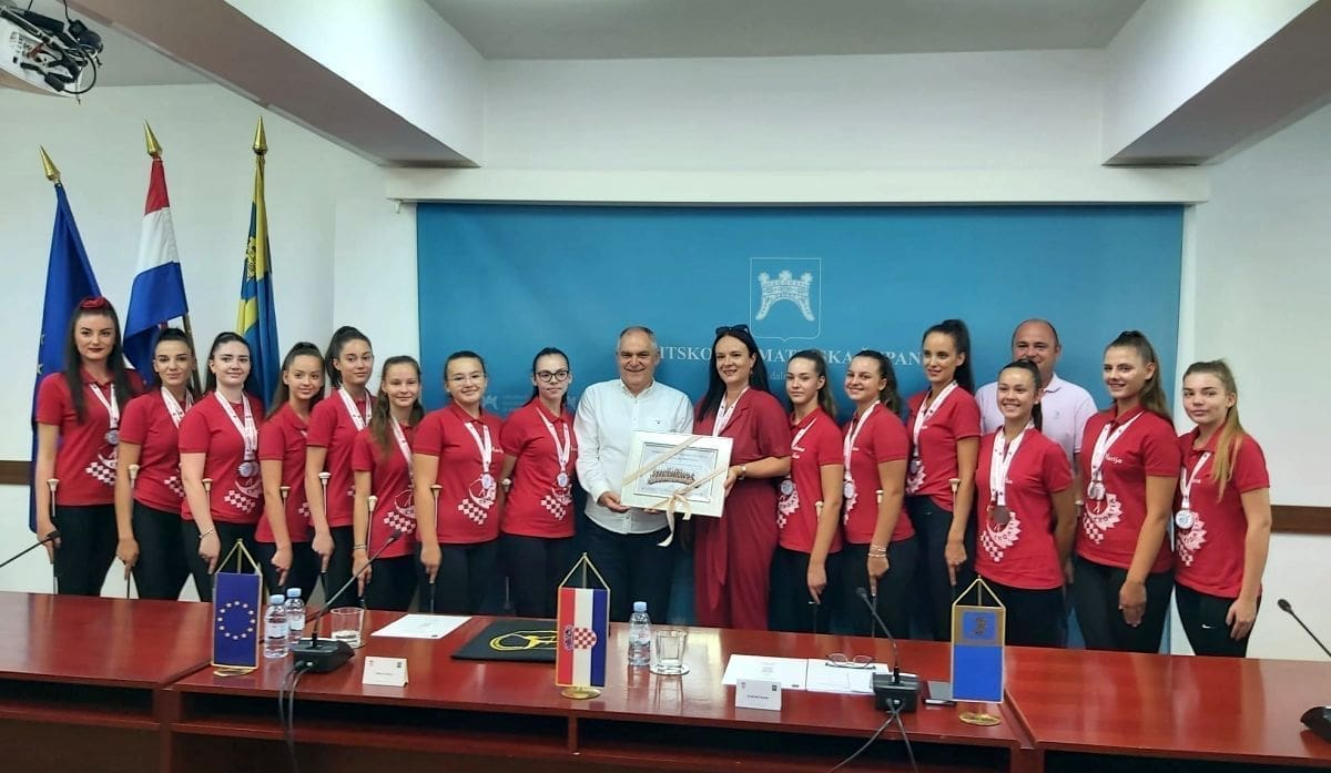 POVIJESNI USPJEH SINJSKIH MAŽORETKINJA Sa svjetskog natjecanja u Engleskoj vratile su se s čak četiri medalje