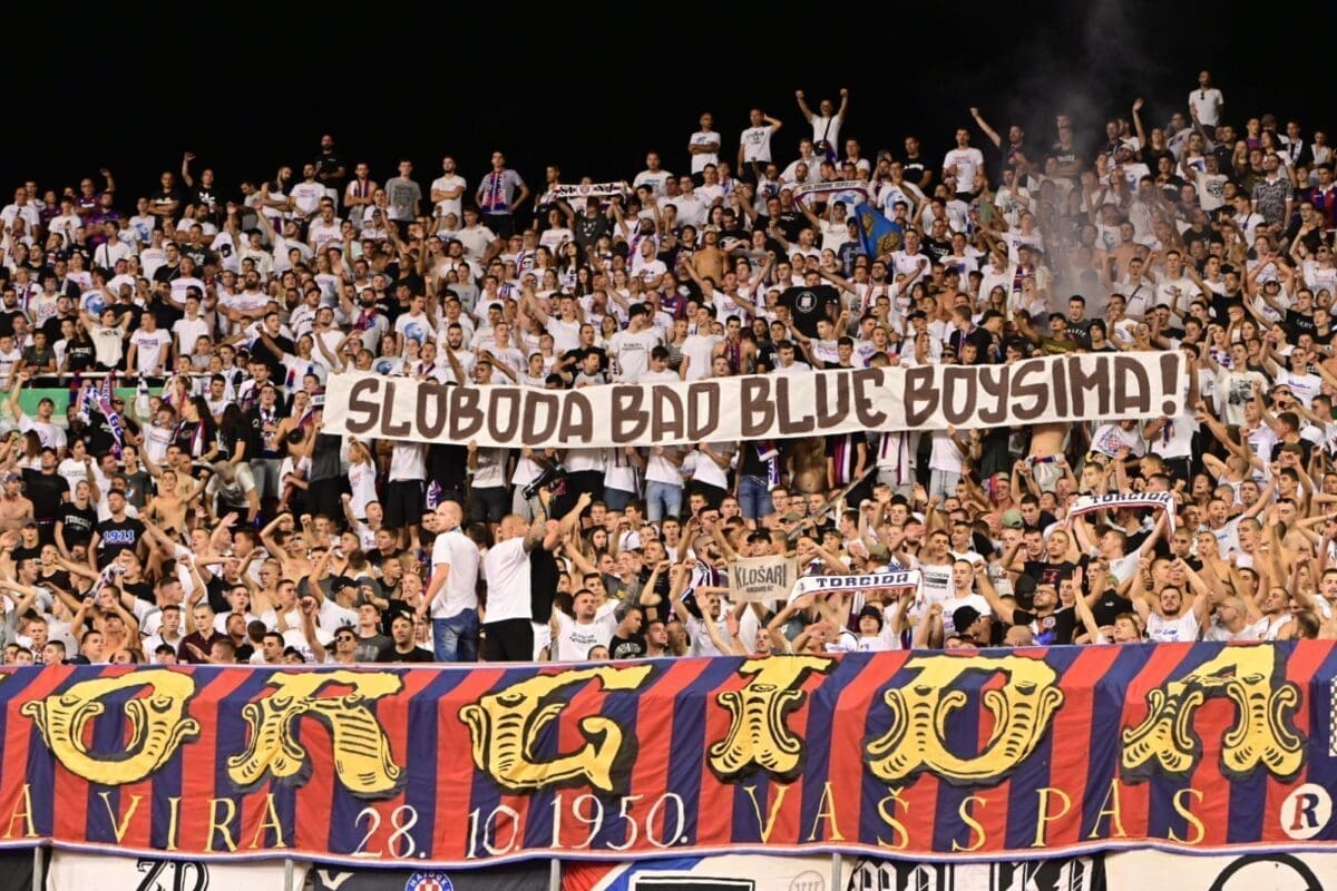 TORCIDA POSLALA PORUKU Pogledajte transparent koji je na sjevernoj tribini dignut u 19. minuti. Izazvao je reakcije ostatka stadiona