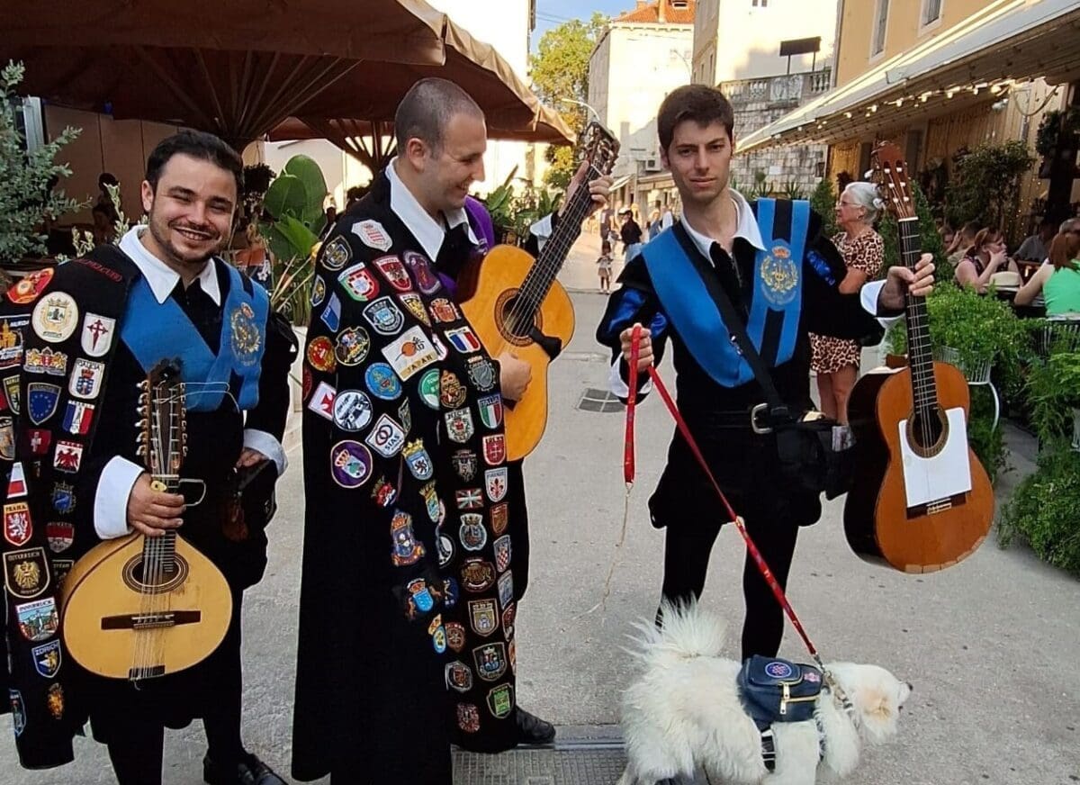 MEDITERANSKI DUH OŽIVIO U SPLITU Ulični svirači uveseljavali prolaznike španjolskim ritmovima. Pogledajte