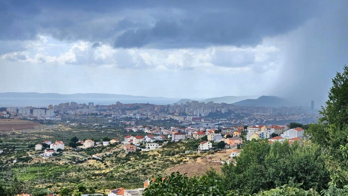 split tuca nevrijeme ilustracija naslovnica