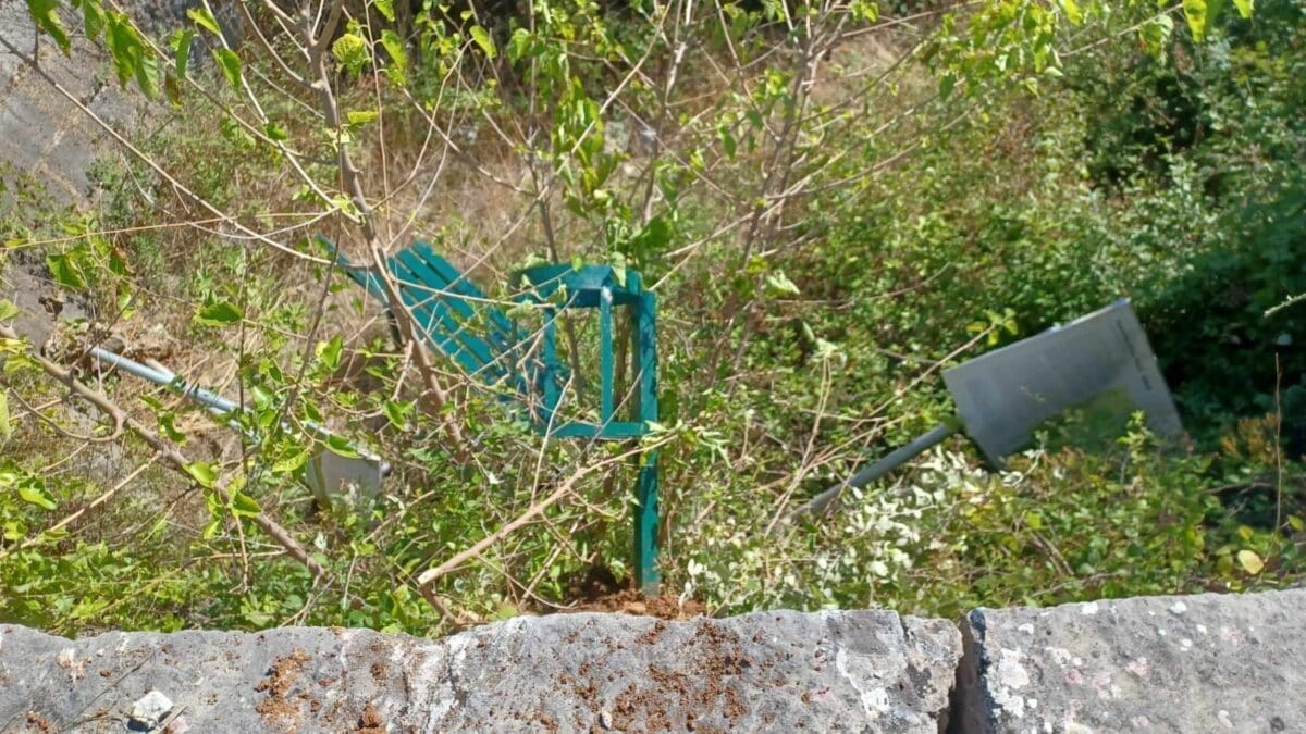 VANDALI POD OKRILJEM NOĆI UNIŠTILI IMOVINU GRADA TRILJA "Dugi niz godina ovakvi ispadi se stalno događaju u mjestu Velić"