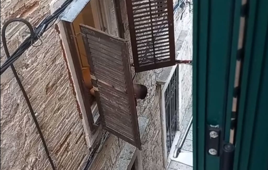 MOŽE LI GORE? Turist u Getu povraćao kroz prozor