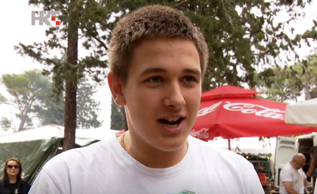 VICE POSTAO IKONA SAJMA U BENKOVCU Na pitanje časte li ga janjetinom, kaže: "A je li papa katolik?"